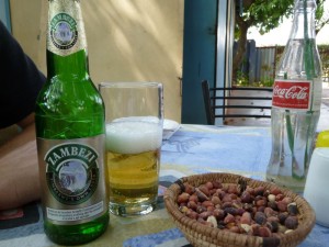 Bier und frisch geröstete Erdnüsse - Sör és frissen pörkölt földimogyoró